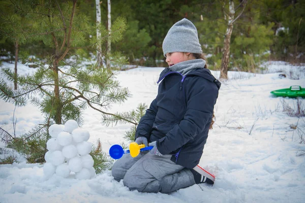 Winter Einem Frostigen Tag Wald Macht Ein Nettes Mädchen Schneebälle — Stockfoto