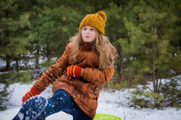 Vintern Kylig Dag Skogen Står Söt Flicka Glad Och Våt — Stockfoto