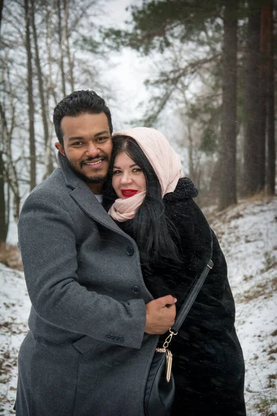 Inverno Dia Frio Gelado Floresta Casal Abraços Amor — Fotografia de Stock