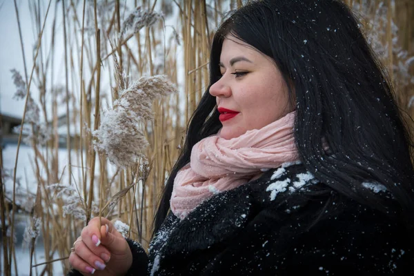 Взимку Морозний Холодний День Дівчина Стоїть Лісі Тримає Руці Сніговий — стокове фото