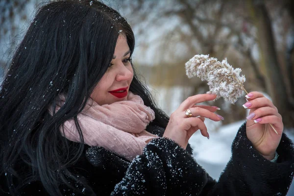 Взимку Морозний Холодний День Дівчина Стоїть Лісі Тримає Руці Сніговий — стокове фото