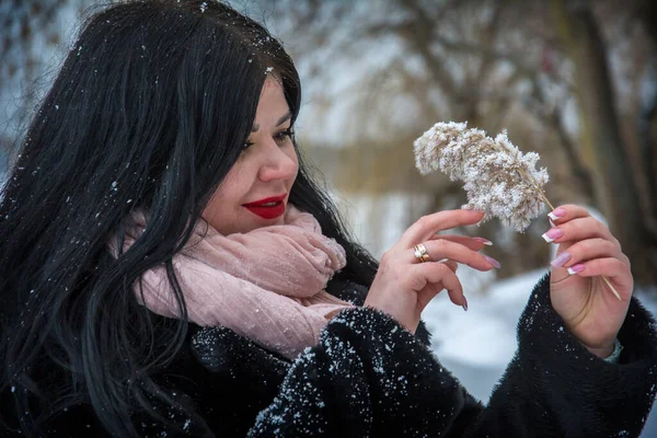 Winter Einem Eiskalten Tag Steht Ein Mädchen Wald Und Hält — Stockfoto