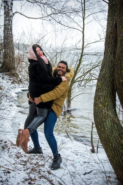 Winter Einem Eiskalten Tag Wald Umarmt Sich Ein Verliebtes Paar — Stockfoto
