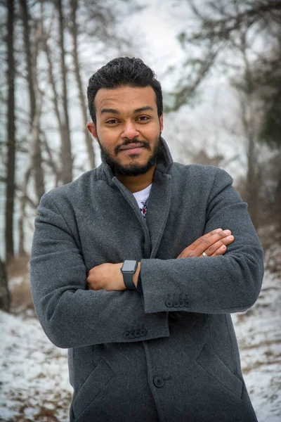 Araber Mit Bart Genießt Schneeflocken Die Von Oben Wald Fallen — Stockfoto