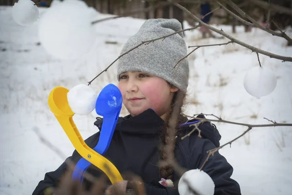 冬には 森の中の霜の日に 女の子は雪玉で雪玉を作り 木の枝を飾る — ストック写真