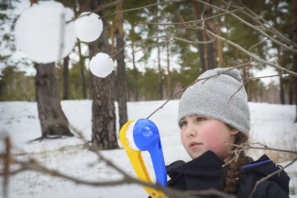 Взимку Морозний День Лісі Дівчина Робить Сніжки Сніжкою Прикрашає Гілки — стокове фото