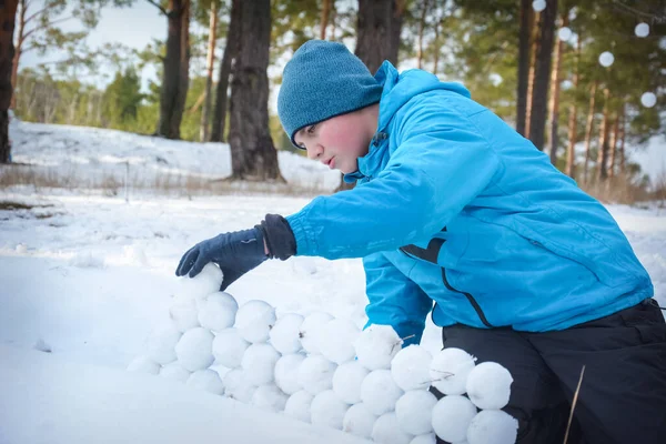 Winter Spielt Ein Junge Verschneiten Wald Macht Schneebälle Und Baut — Stockfoto