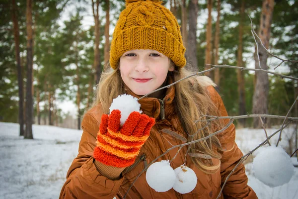 冬には 森の中の霜の日に 女の子は雪玉で雪玉を作り 木の枝を飾る — ストック写真