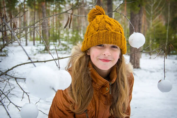 冬には 森の中の霜の日に 女の子は雪玉で雪玉を作り 木の枝を飾る — ストック写真