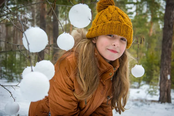 Взимку Морозний День Лісі Дівчина Робить Сніжки Сніжкою Прикрашає Гілки — стокове фото