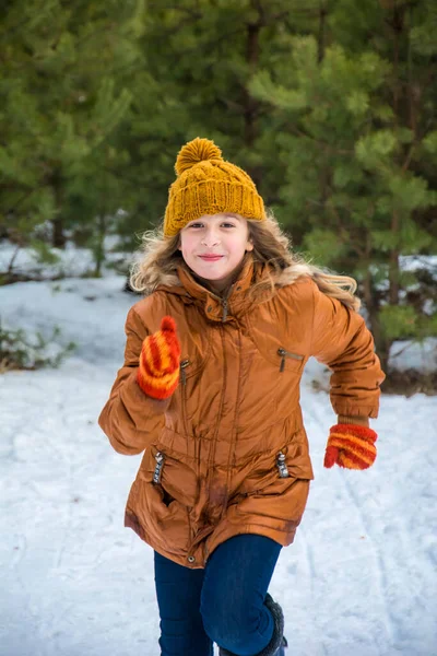 Vintern Kylig Dag Skogen Står Söt Flicka Glad Och Våt — Stockfoto