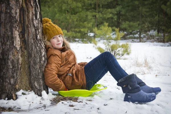 Χειμώνα Ένα Χιονισμένο Πευκοδάσος Ένα Κορίτσι Κάθεται Ένα Πλαστικό Πιάτο — Φωτογραφία Αρχείου