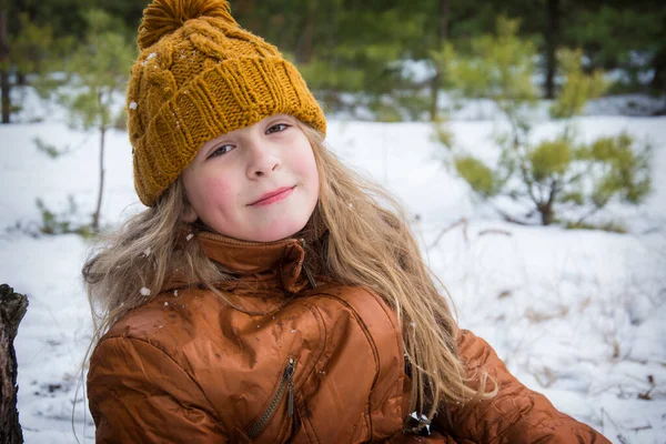 겨울에는 숲에서 날씨에 귀여운 소녀가 행복하고 있습니다 — 스톡 사진