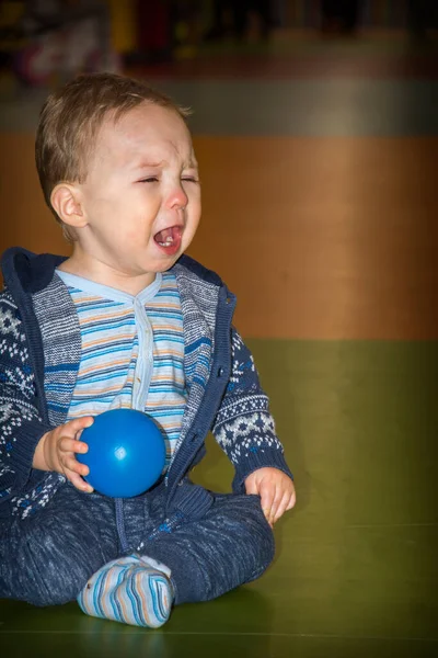 Pequeno Menino Encantador Está Chorando Enquanto Sentado Com Uma Bola — Fotografia de Stock