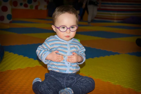 Bambino Con Gli Occhiali Siede Tappeto Nella Stanza Dei Giochi — Foto Stock