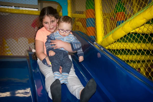 Sala Jogos Slide Irmã Segura Seu Irmãozinho Com Óculos Nos — Fotografia de Stock