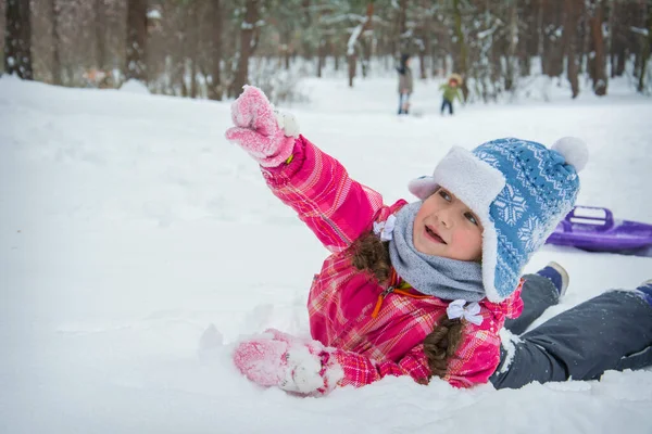 Vinterskogen Snön Ligger Liten Rolig Flicka Och Pekar Något Med — Stockfoto