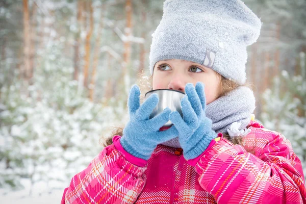 Klein Mooi Meisje Drinkt Een Warm Drankje Winter Bos — Stockfoto