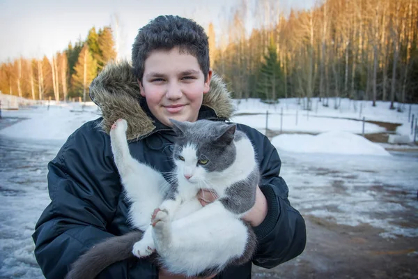 Våren Gatan Håller Pojke Stor Grå Vit Katt Sina Armar — Stockfoto