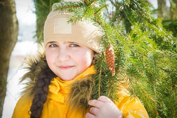 Ein Niedliches Lächelndes Mädchen Mit Zöpfen Einer Gelben Jacke Mit — Stockfoto