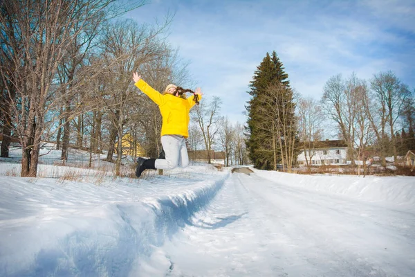 Winter Freien Springt Ein Fröhliches Kleines Mädchen Mit Zöpfen Einer — Stockfoto