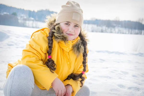 Взимку Яскравий Сонячний День Вулиці Маленька Дівчинка Кісками Жовтій Куртці — стокове фото
