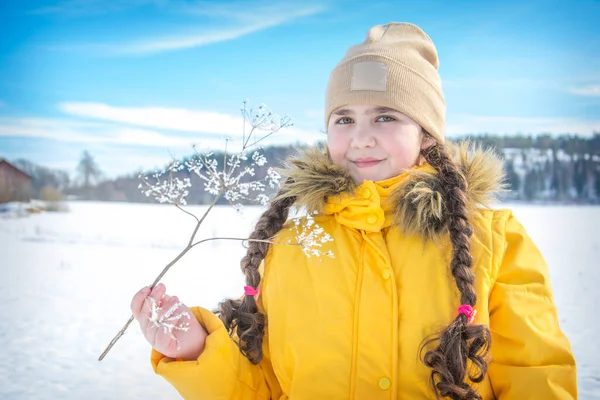 Світлий Сонячний День Взимку Полі Маленька Красива Дівчинка Жовтій Куртці — стокове фото