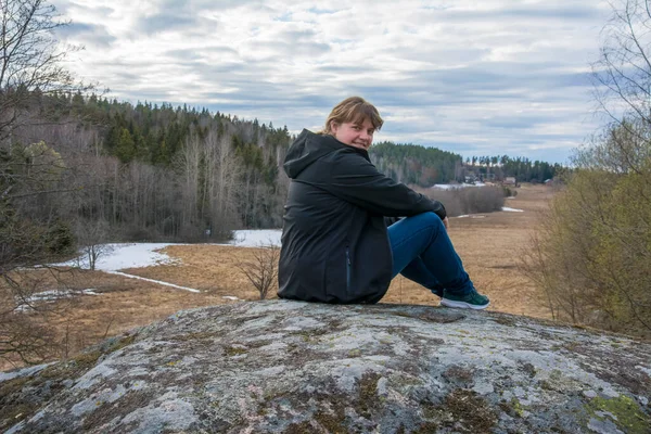 Våren Eftermiddag Sitter Tjej Med Lie Kanten Klippa Blå Jeans — Stockfoto