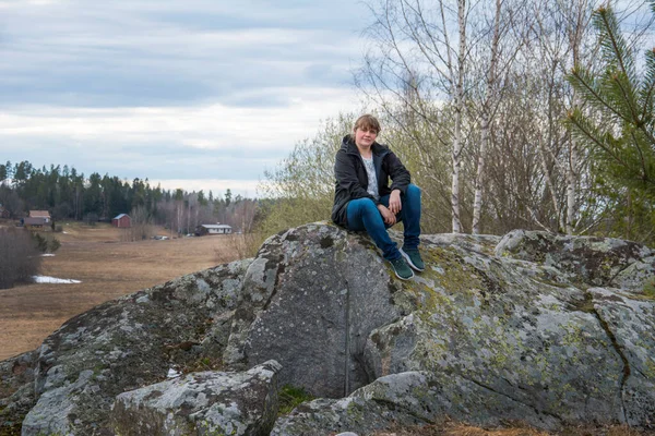 Våren Eftermiddag Sitter Tjej Med Lie Kanten Klippa Blå Jeans — Stockfoto