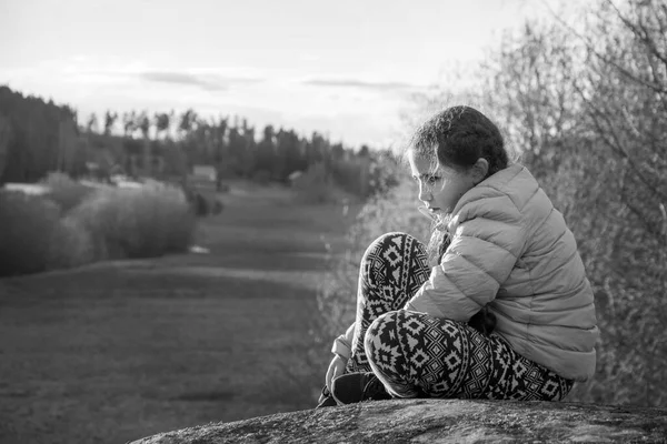 Vårljust Solig Dag Sitter Liten Ledsen Flicka Kanten Klippa Sidovy — Stockfoto