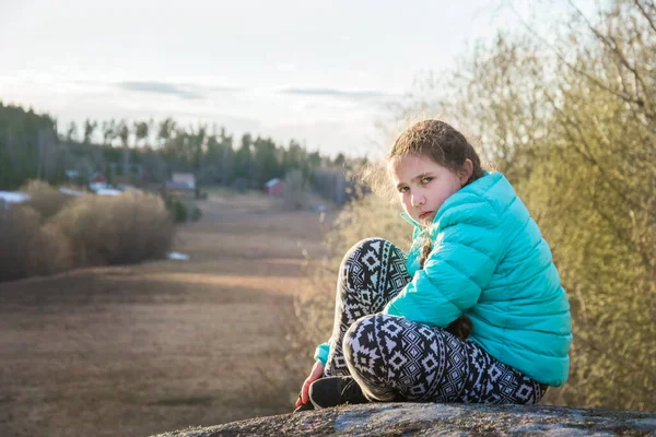 Einem Sonnigen Frühlingstag Sitzt Ein Kleines Trauriges Mädchen Rande Einer — Stockfoto