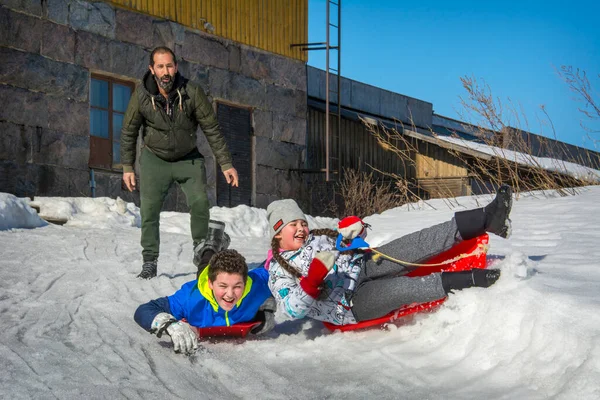 Kışın Güneşli Bir Günde Tepede Bir Aile Oynar Bir Baba — Stok fotoğraf