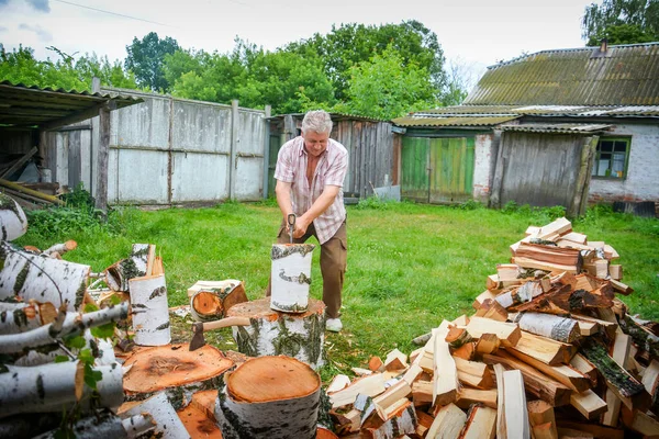 Einem Sonnigen Sommertag Hackt Ein Mann Hof Brennholz — Stockfoto