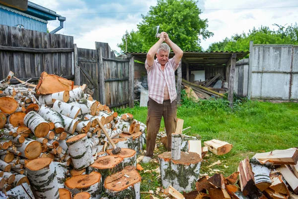 Una Luminosa Giornata Sole Estate Uomo Sta Tagliando Legna Ardere — Foto Stock