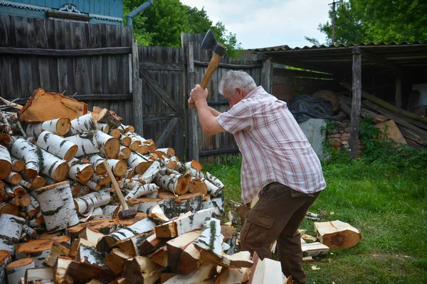 Einem Sonnigen Sommertag Hackt Ein Mann Hof Brennholz — Stockfoto