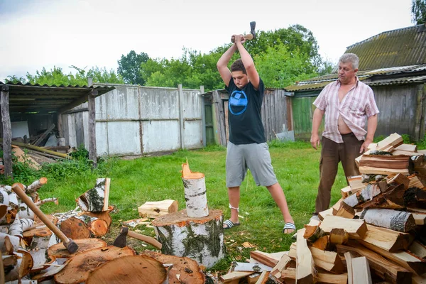 Yazın Güneşli Bir Günde Büyükbaba Torununa Odun Kırmayı Öğretir — Stok fotoğraf