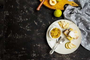 Armut reçeli ve turta beyaz tabakta. Siyah arka plan. Uzayı kopyala Tatlı kahvaltı ve atıştırmalık