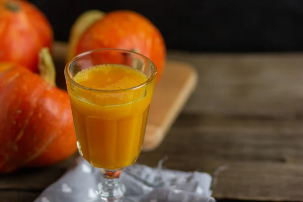 Tökturmix Fűszeres Latte Egy Pohárban Háttérben Elmosódott Narancs Tök Egy — Stock Fotó