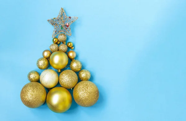 Árbol Navidad Creativo Hecho Bolas Oro Una Estrella Sobre Fondo — Foto de Stock