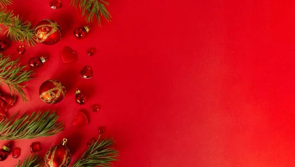 Noel Kompozisyonu Noel Kırmızı Süslemeleri Kırmızı Arka Planda Köknar Dalları — Stok fotoğraf