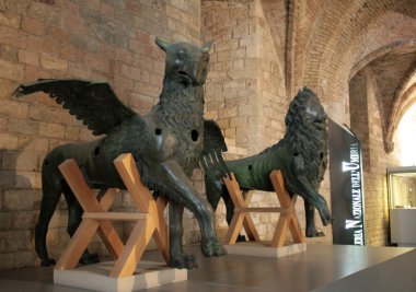 Griffin ve aslan