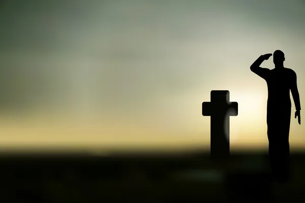 Silhouette d'un soldat de l'armée saluant sur les collines contre le coucher du soleil et une tombe — Image vectorielle