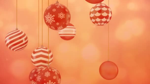 赤い色のクリスマスツリーの装飾ボールは滑らかな暖かい赤の4Kの背景に回転し 3Dレンダリングループアニメーション — ストック動画
