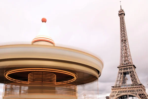 Carrossel iluminado em movimento em frente à Torre Eiffel, Paris, França — Fotografia de Stock