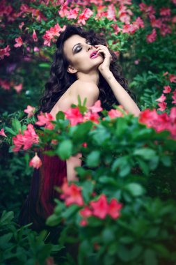 Kırmızılı Kadın