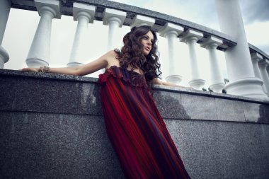 Kırmızılı Kadın