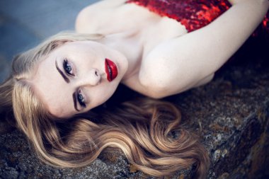 Kırmızılı Kadın