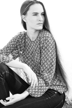 güzel bir kız bahçede poz