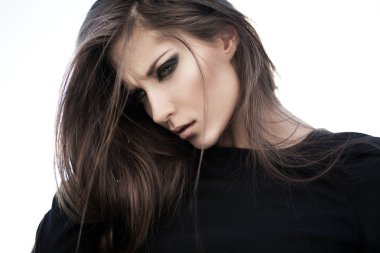 Çatıda bir parlak gün, güzel bir kız