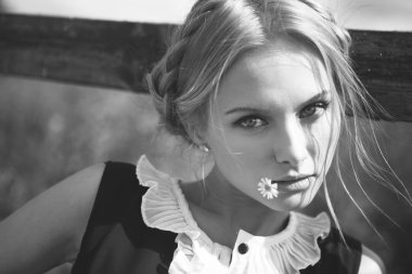 güzel bir kız, çavdar alanında